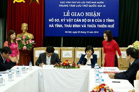 Description: http://www.archives.gov.vn/SiteCollectionImages/2014/Thang%2012/Le%20ban%20giao%20ho%20so%20di%20B/006.jpg