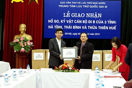 Description: http://www.archives.gov.vn/SiteCollectionImages/2014/Thang%2012/Le%20ban%20giao%20ho%20so%20di%20B/007.jpg